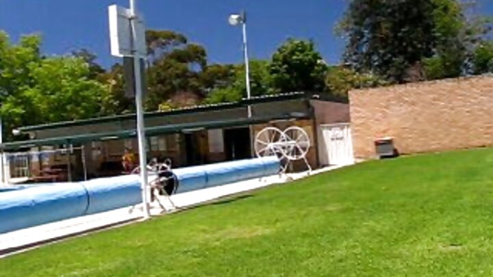 Mwanamke mrembo aliichukua mdomoni mwake, akaichukua kwenye uke wake, lakini hakuiruhusu iingie kwenye uke wake