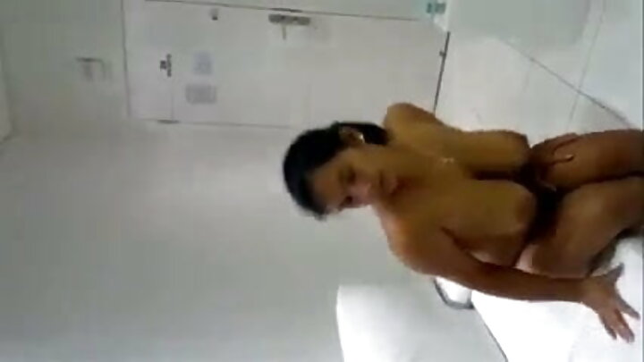 Utakula baada ya ngono: watoto wachanga wamemshikilia mwanaume mwembamba kwenye kochi