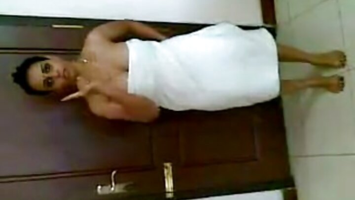 Kijana mdogo analala na mpenzi wake mdomoni na anajifanya kama mboo usoni