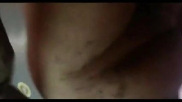 Lesha anajificha nyuma yake, uume wake ukimgonga Shangazi Alina kwenye uke.