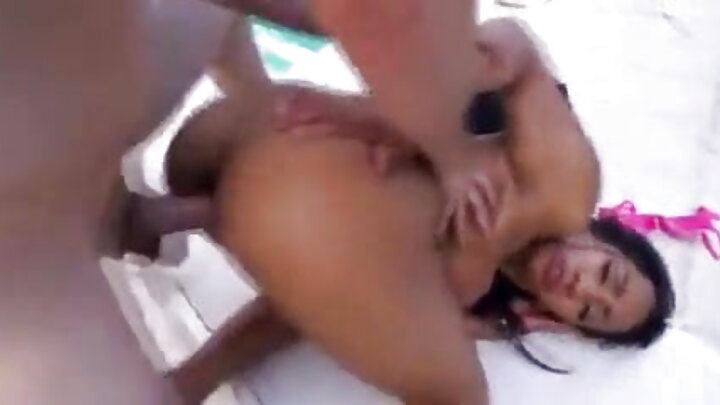 Wavulana, niacheni nikojoe kama chemchemi, nanyi mnishike kwa midomo yenu! Hapana, tungependa niwafanye mapenzi.