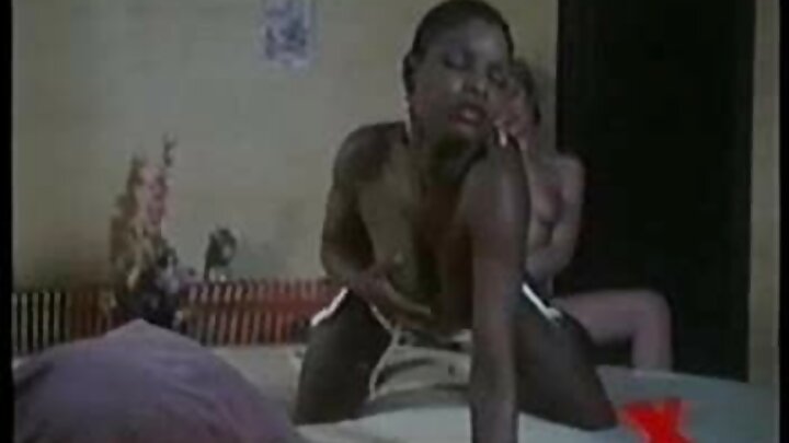 Baba alienda kwenye safari ya kikazi, kwa hivyo ilinibidi nimfanye uchumba wa mama yangu wa kambo.