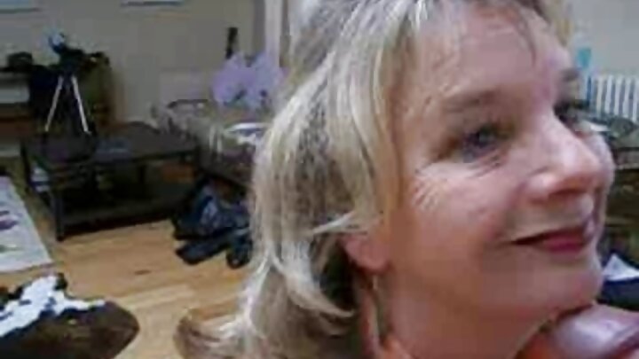 Ili kuepuka kutambuliwa, mwanamume na mpenzi wake walionyesha ngono yao ya nyumbani mbele ya kamera ya video, ambapo mwanaume huyo anaingiza kidole kwenye uke wa mpenzi wake.