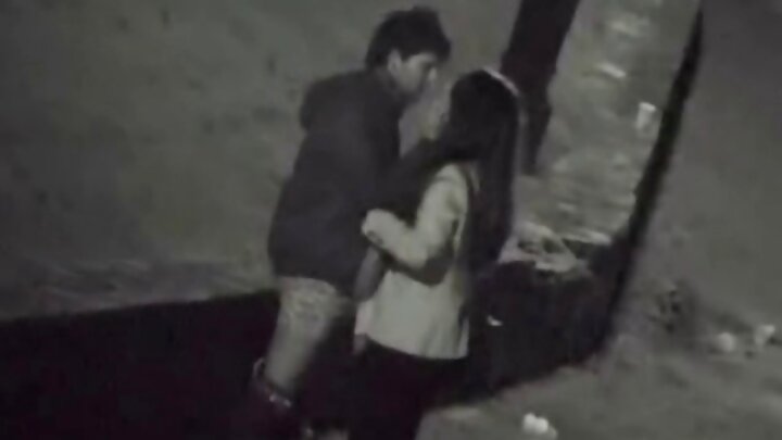 Baada ya kulamba uume wa mke wa mtu mwingine, mwanamume huyo alimlamba magotini na kumlazimisha kunyonya uume wake kabla ya ngono.