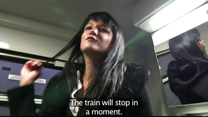 Baada ya ngono kali ya mkundu, mwanamke mkomavu aliyetoboa chuchu alitoa ulimi wake na kukamata manii.