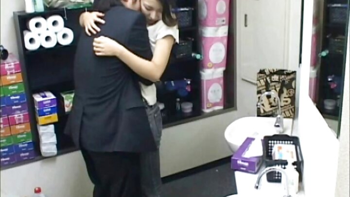 Wanafunzi wawili wa Marekani walijichua mbele ya kamera ya video, wakiamua kupiga picha ya ngono iliyotengenezwa nyumbani.