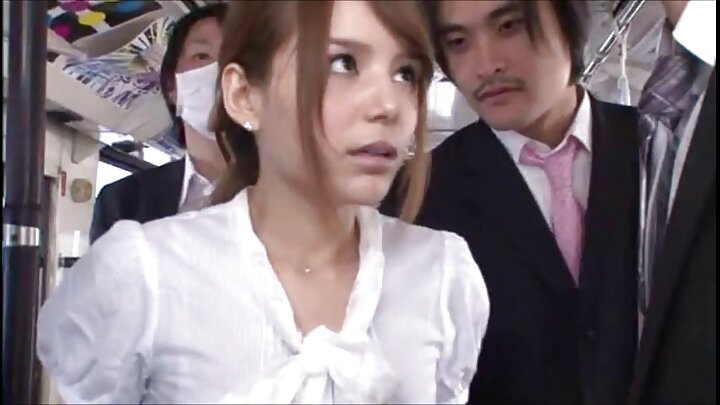 Mwanadada mwenye nywele nyeusi mwenye mwonekano wa kishetani aliyevaa pozi jekundu kwa uzuri na kujichua.