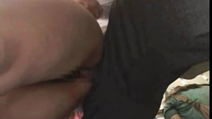 Mwanaume mmoja aliingiza uume wake mzito kwenye uke wa mama yake mkomavu uliokuwa umelowa.