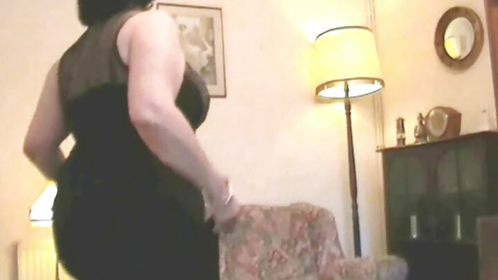 Msichana mwenye nywele za kahawia anafanyiwa ngono ya uso baada ya kupigwa na busu, mwonekano wa kwanza.