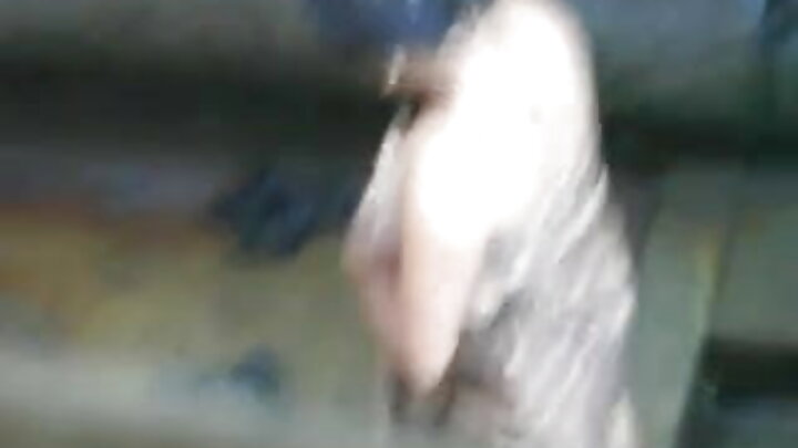 Mwanamke mweusi anajichubua kwenye kamera ya wavuti, akisukuma chupi yake ya waridi kando.