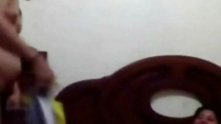 Kujichua kwa ASMR nyumbani kwa msichana wa miaka 18 kwenye gumzo la video