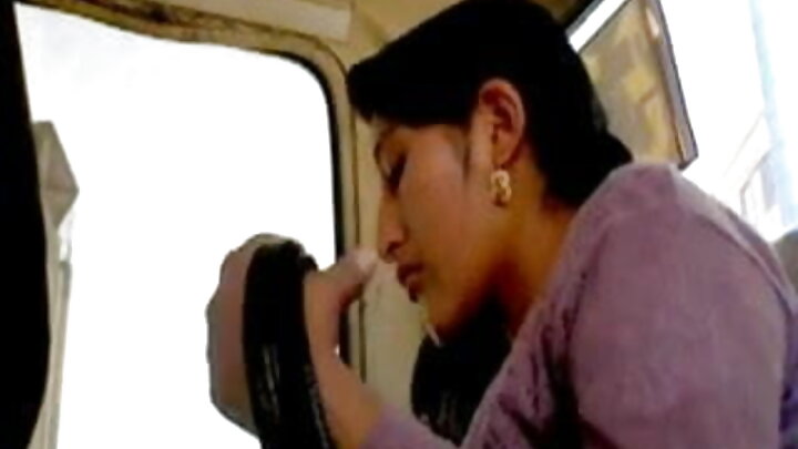 Mrembo mwenye ngozi nyeusi alishawishiwa na cunnilingus na akajiruhusu kudanganywa sana.