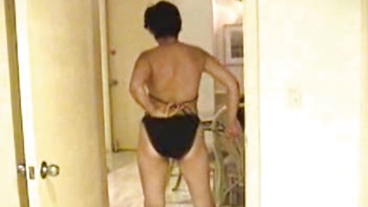 Kundi la wanaume lilipenya mara mbili mwanamke mwembamba mwenye nywele za blonde.