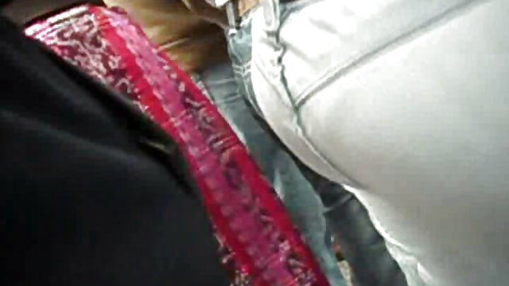 Msichana mdogo wa Urusi anapenda michezo ya kuigiza