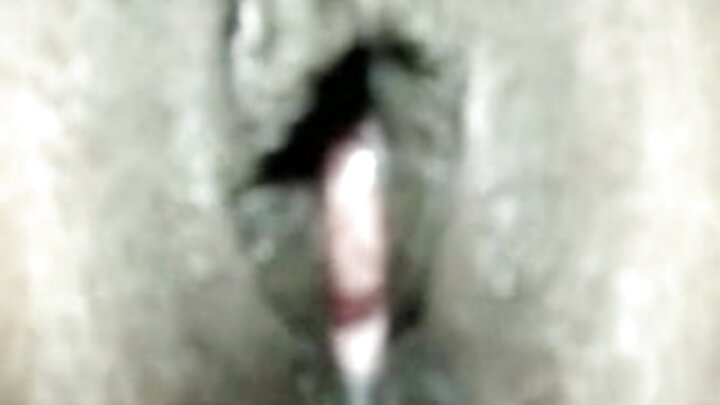 Mrembo mmoja akiamka na mara moja akaanza kuvuta uume wa jamaa huyo.