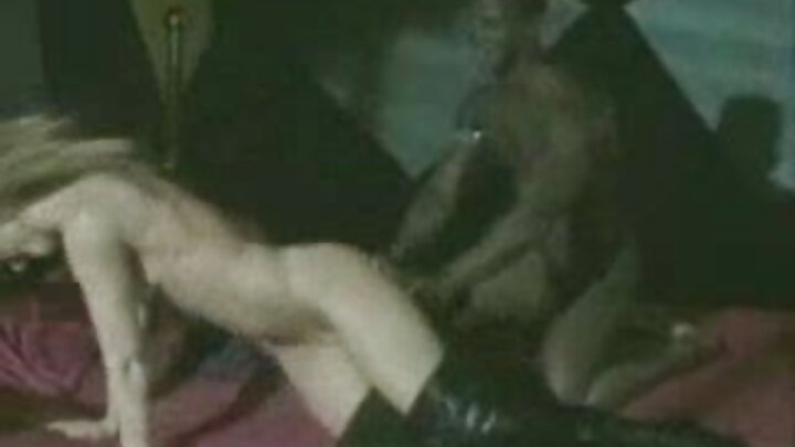 Mpenzi wa Fidel Castro anatumia ngono kumshawishi Bond mwenye kipara.